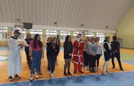 Zdjęcie przedstawia uczestników turnieju wraz z ekipą Mikołaja.