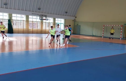 Na zdjęciu drużyny podczas rozgrywek na hali sportowej CKZiU w Łapanowie.