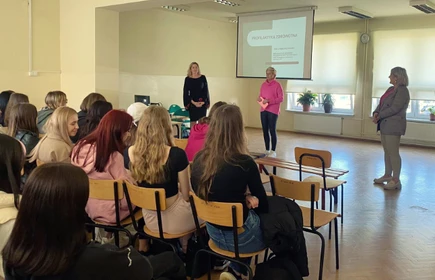 Na zdjęciu p. Ewa Chmielarz-Żwawa, p. Celina Jacewicz, p. Iwona Świętek i uczennice biorące udział w warsztatach.
