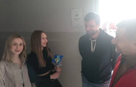 Na zdjęciu od lewej: Aneta Kaja, Katarzyna Bzdyl, pan Paweł Wójcik i Justyna Kącka. Zdjęcie wykonane w CKZiU w Łapanowie. 
