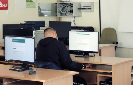 Na zdjęciu uczeń kl. 4 BP - Adam Kubisztal rozwiązuje test online podczas Olimpiady Logistycznej.