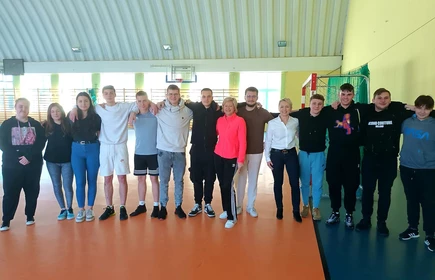 Na zdjęciu uczestnicy Mistrzostw Szkoły w tenisie stołowym wraz z pania dyrektor mgr inż. Dorotą Matlęgą oraz panią Celiną Jacewicz. Zdjęcie wykonane w Hali Sportowej CKZiU w Łapanowie.  