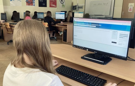 Na zdjęciu uczennice kl. 3 TA podczas XII Ogólnopolskiego Konkursu Wiedzy o Podatkach rozwiązują test on-line. Zdjęcie wykonane w pracowni komputerowej CKZiU w Łapanowie.
