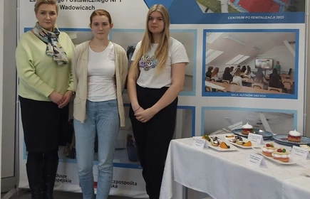 Na zdjęciu od lewej: pani Małgorzata Majda-Frączek, Alicja Kasprzyk i Zuzanna Korta. Zdjęcie wykonane w CKZiU w Wadowicach.