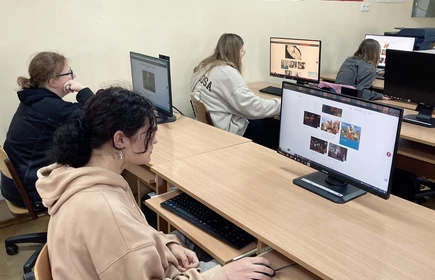 Fotografia barwna wykonana w budynku „B” CKZiU w Łapanowie, w sali komputerowej nr 8. Na zdjęciu uczniowie klasy I TC podczas edukacyjnej gry online „Galeria marzeń – Zagraj w sztukę!”.
