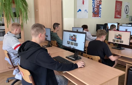 Na zdjęciu uczniowie kl. I TB grają w edukacyjna grę online „Galeria Marzeń – zagraj w sztukę!”. Zdjęcie wykonano w pracowni komputerowej w budynku B, sala nr. 8.