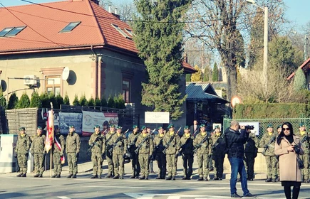 Uroczystości pod pomnikiem "Poległym za wolność 1914-1920", Salwa Honorowa.