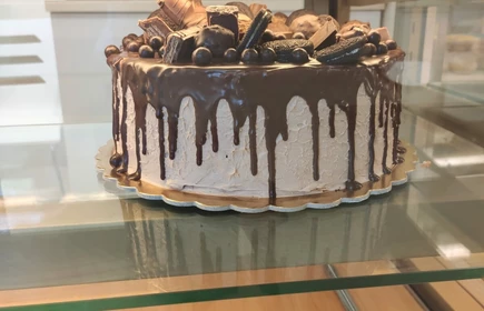 Tort upieczony w cukierni.