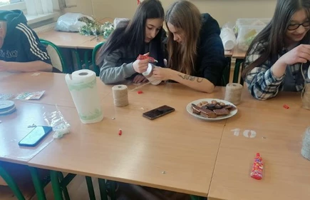 Uczniowie wykonują elementy dekoracji świątecznych. Na zdjęciu od lewej: Bartłomiej Karaś, Natalia Sikora, Iwona Piwowarczyk, Weronika Serafin.