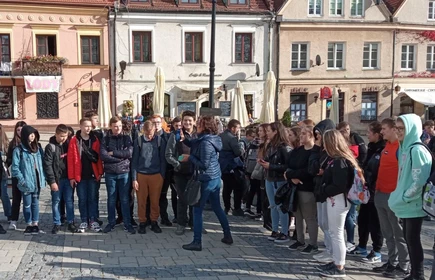 Grupa młodzieży na rynku w Sandomierzu