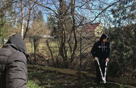 Na zdjęciu uczniowie kierunku technik rolnik wykonują prace w sadzie (przycinanie drzew).