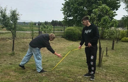 Na zdjęciu uczniowie CKZiU w Łapanowie w czasie przygotowywania poletka do wysiewu ziół i kwiatów. Fotografia wykonana w szkolnym ogrodzie.
