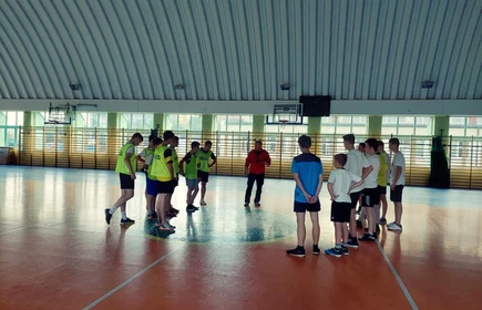 Na zdjęciu drużyny podczas rozgrywek na hali sportowej CKZiU w Łapanowie.