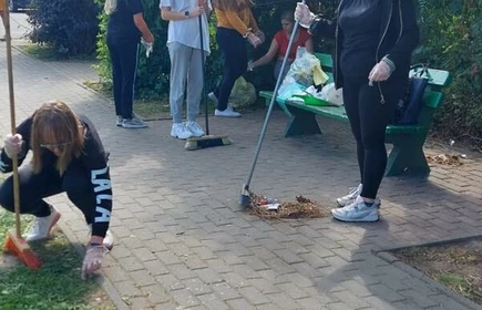 Na zdjęciu młodzież porządkuje plac zabaw.