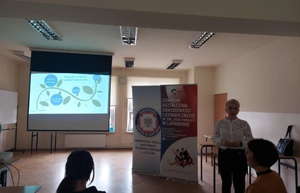 Na zdjęciu pani dyrektor Dorota Matlęga podczas prelekcji nt. boreliozy. 