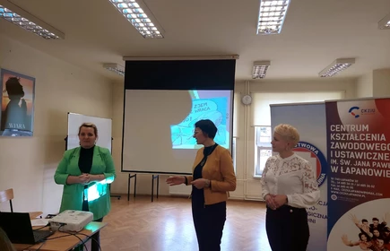 Na zdjęciu od lewej:  pani Iwona Świętek - pracownik bocheńskiego Sanepidu, pani Sabina Zdebska i pani dyrektor Dorota Matlęga.  Zdjęcie wykonane podczas prelekcji nt. boreliozy, która odbyła się 8 marca 2023 roku w CKZiU w Łapanowie.