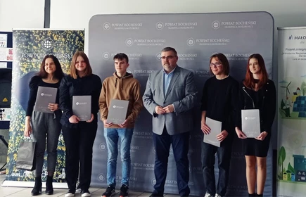 Fotografia barwna. Od lewej: pani Aneta Kulas, Aleksandra Marczewska, Marcin Mazur, pan Adam Korta - Starosta Bocheński, Szymon Zabdyr, Jadwiga Kuś. Zdjęcie wykonane w ZS nr 1 w Bochni.