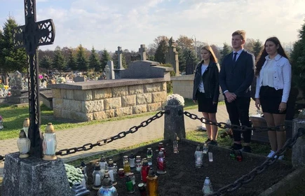 Na zdjęciu delegacja młodzieży CKZiU w Łapanowie przy grobach żołnierzy poległych w 1914 roku za naszą wolność.