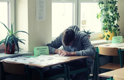 Na zdjęciu uczeń, który rozwiązuje zadanie w ramach etapu praktycznego.