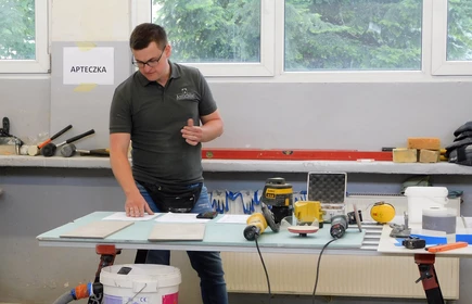 Fotografia barwna: pan Marek Bielski – absolwent kierunku technik budownictwa – podczas spotkania z uczniami CKZiU w Łapanowie kształcącymi się w zawodach: technik robót wykończeniowych w budownictwie oraz monter zabudowy i robót wykończeniowych w budownictwie.