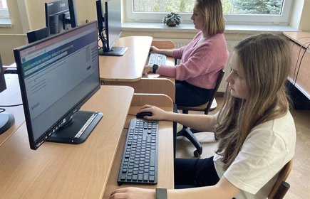 Na zdjęciu uczennice kl. 3 TA podczas XII Ogólnopolskiego Konkursu Wiedzy o Podatkach rozwiązują test on-line. Zdjęcie wykonane w pracowni komputerowej CKZiU w Łapanowie.