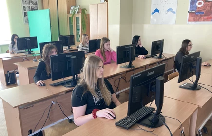 Na zdjęciu uczennice kl. 3 TA podczas XII Ogólnopolskiego Konkursu Wiedzy o Podatkach rozwiązują test on-line. Zdjęcie wykonane w pracowni komputerowej CKZiU w Łapanowie.
