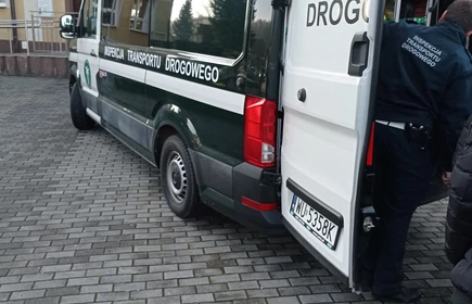 Na zdjęciu młodzież zapoznaje się z wyposażeniem samochodu Inspekcji Transportu Drogowego. 