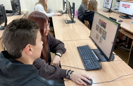 Fotografia barwna wykonana w budynku „B” CKZiU w Łapanowie, w sali komputerowej nr 8. Na zdjęciu uczniowie klasy I TC podczas edukacyjnej gry online „Galeria marzeń – Zagraj w sztukę!”.