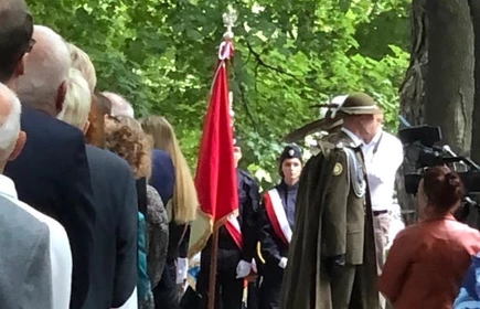 Zdjęcie przedstawia uczestników uroczystości, która miała miejsce na cmentarzu św. Rozalii w Bochni.