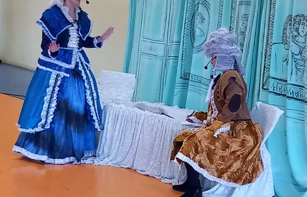 Aktorzy teatru FORMA, spektakl "Skąpiec" Moliera. Sala gimnastyczna CKZiU w Łapanowie.