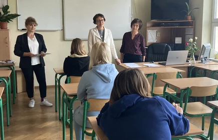 Na zdjęciu uczniowie - uczestnicy Olimpiady Rolniczej w tle: pani Barbara Rychel, Pani Wicedyrektor - Sabina Zdebska, Pani Barbara Radzieta. Zdjęcie wykonano w Budynku "B" CKZiU w Łapanowie. 