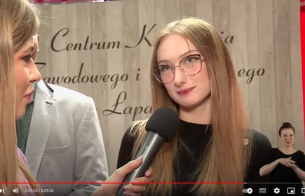 Na zdjęciu od lewej: Prezenterka i Wiktoria Piwowarczyk (kl. 2 TA). 