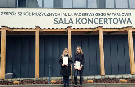 Na zdjęciu od prawej Sylwia Leśniak kl. 4 T1 i Mariola Kukla kl. 3 BP.