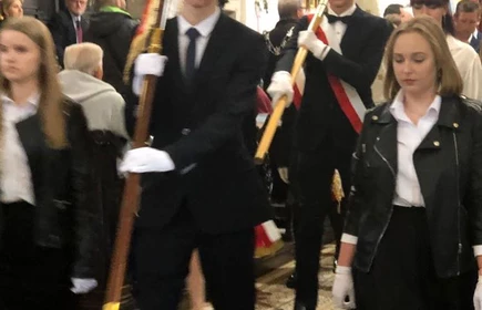 Poczet Sztandarowy CKZiU w Łapanowie podczas Mszy świętej w Bazylice św. Mikołaja w Bochni.